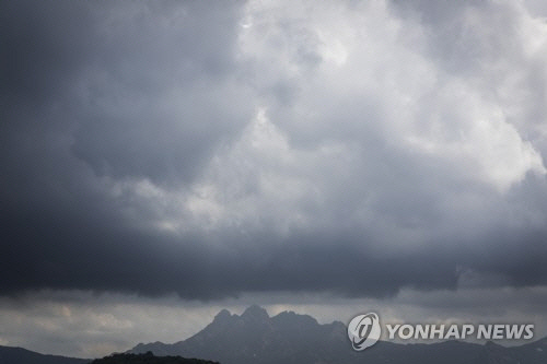 지난 7월 26일 경기도 고양시에서 바라본 북한산 상공 위로 구름이 이동하고 있다. [연합뉴스]